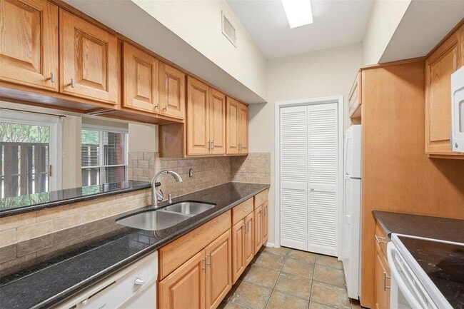 Building Photo - 2025 Augusta Dr