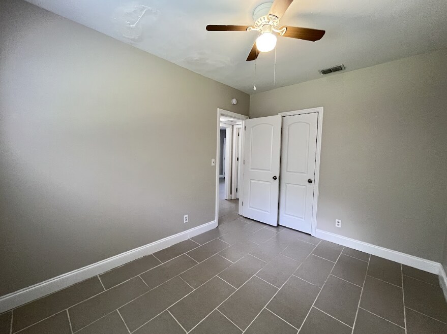 Building Photo - 1635 Brookview Dr S