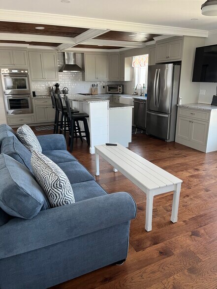 Building Photo - 2 1/2 Dumas Ave