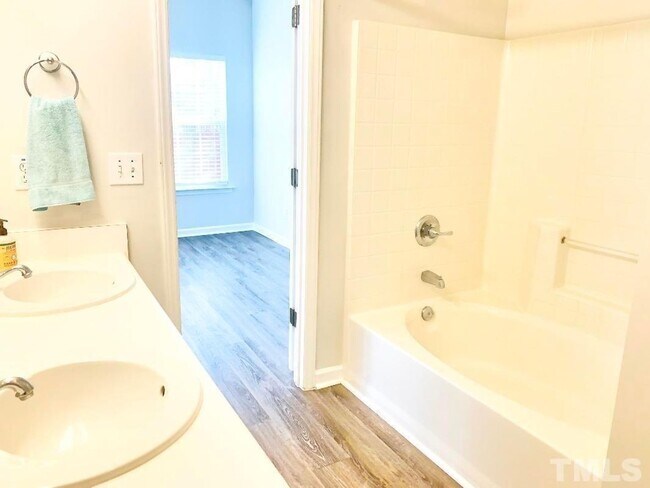 Building Photo - Charming 4 bedroom Ranch in Raleigh!