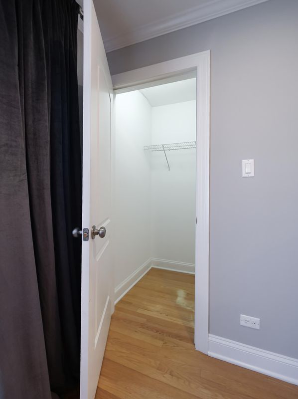 Building Photo - 6812 N Wolcott Ave