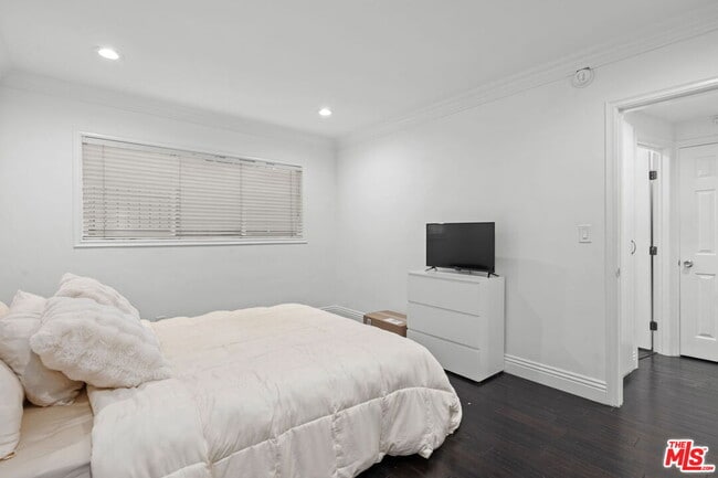 Building Photo - 11646 Chenault St