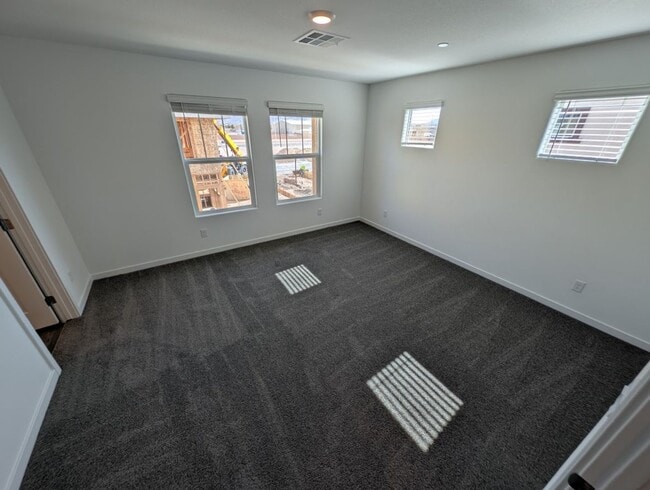 Building Photo - 924 Violet Heron St