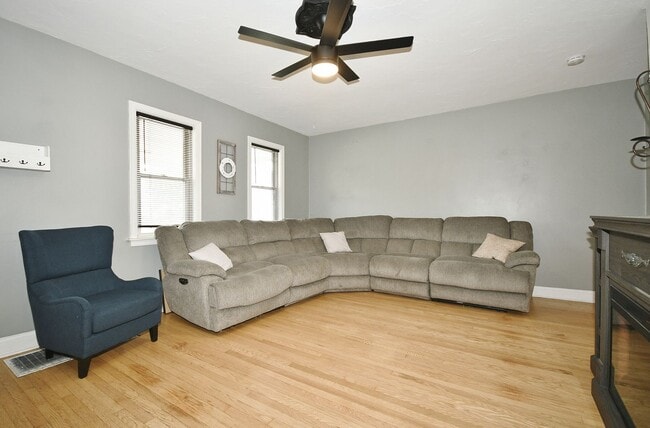 Building Photo - Beautiful 3 Bedrooms, 1 bathroom House Available Now!