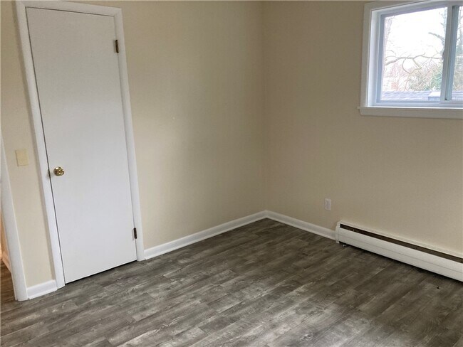 Building Photo - 326 E Linden Ave