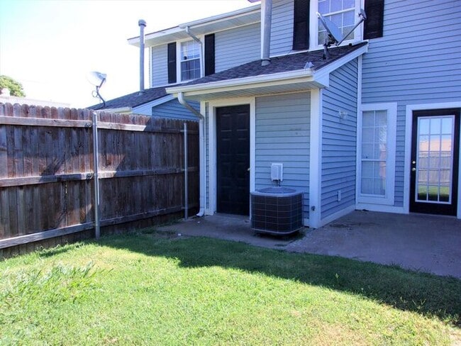 Building Photo - 2 BED 1.5 BATH TWO STORY TOWNHOUSE- WARR A...