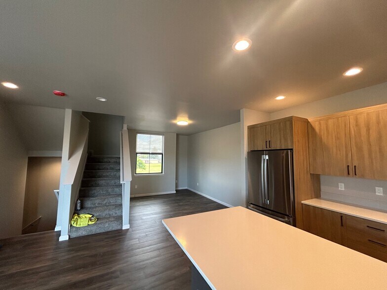 Building Photo - 1370 SW Obsidian Ave