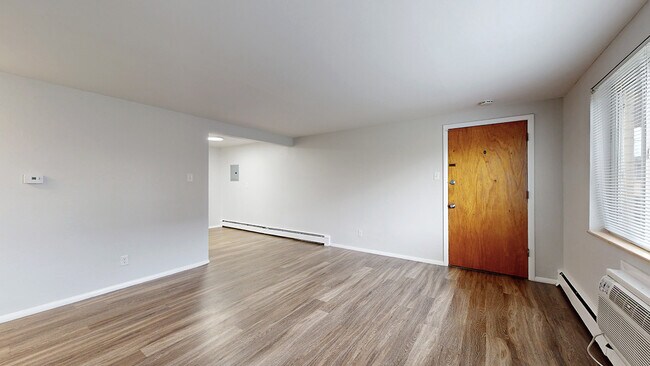 Building Photo - South Majestic