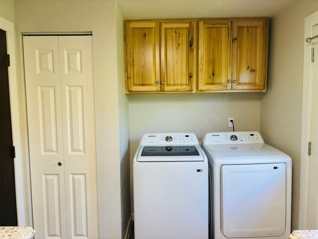 Building Photo - Cute 2 bedroom west Roseburg duplex with carport