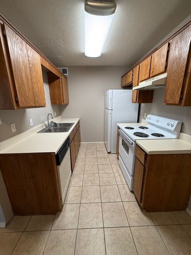 Building Photo - 2239 Alma Blvd