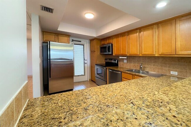 Building Photo - 3051 S Palm Aire Dr