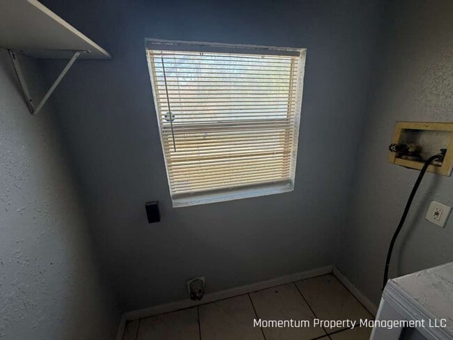 Building Photo - Beautiful, Remodeled 3/2 near BUSCH GARDENS!