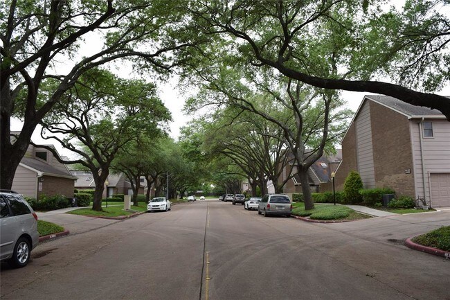 Building Photo - 13897 Hollowgreen Dr