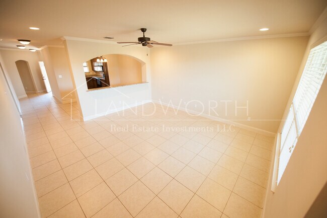 Building Photo - 3 bed 2 bath Beautiful Property