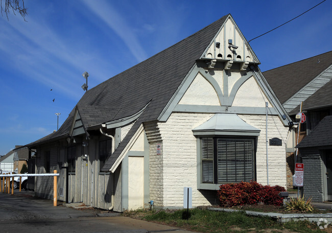 Building Photo - The Crossing at Southern Hills