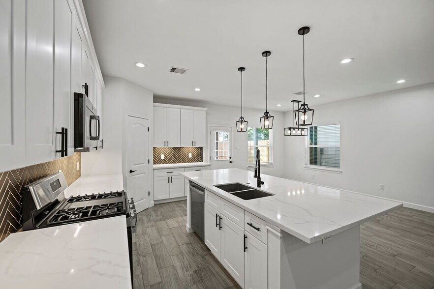 Building Photo - 1071 St Clair St