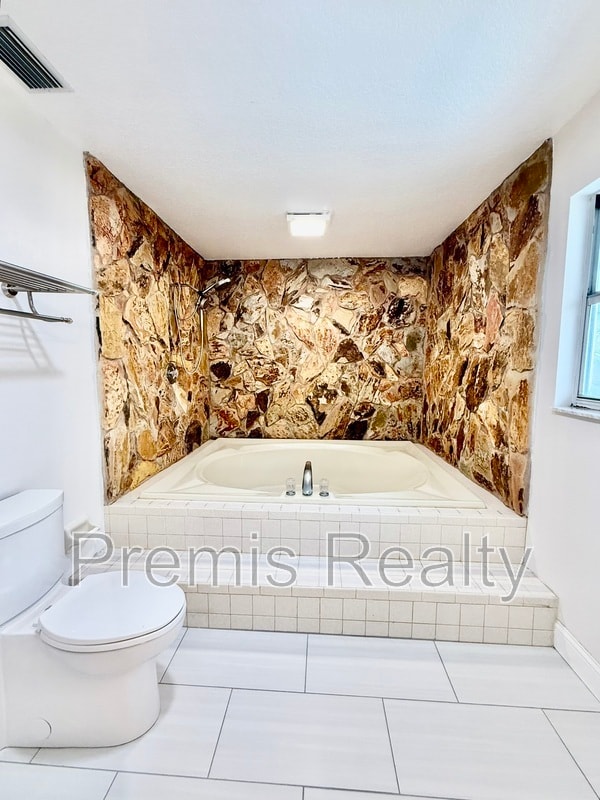 Building Photo - 957 Weathersfield Dr