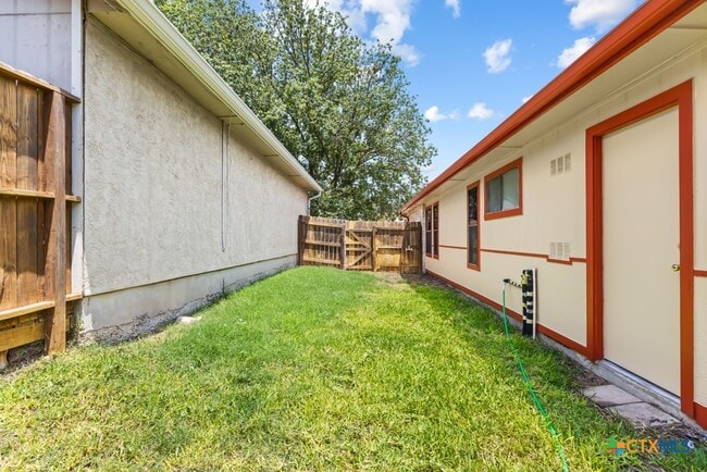 Building Photo - 1514 Vista Hill