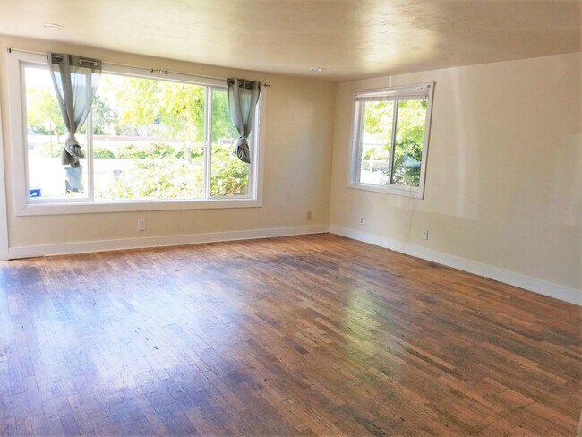 Building Photo - West University 6 bedroom/3 bath with two ...
