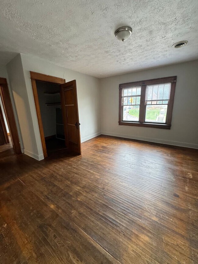 Building Photo - One bedroom apartment available south of downtown! Avail August 2026!