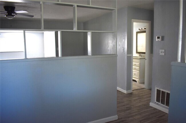 Building Photo - 5920 Riviera Dr