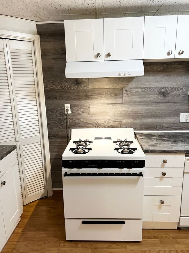 Building Photo - 143 William St