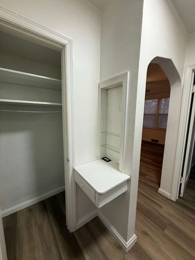 Building Photo - "Cozy 2-Bedroom, 1 bath Retreat with Fireplace Charm!"  One car garage, section 8 ok.