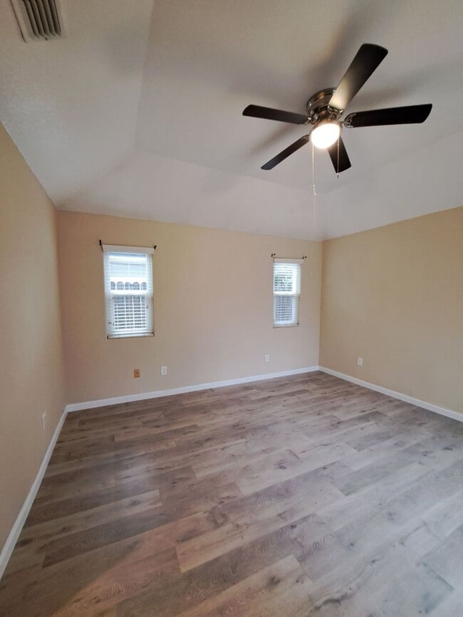 Building Photo - Stunning Large 4 Bedroom Home! Located Near Cedar & Nees!