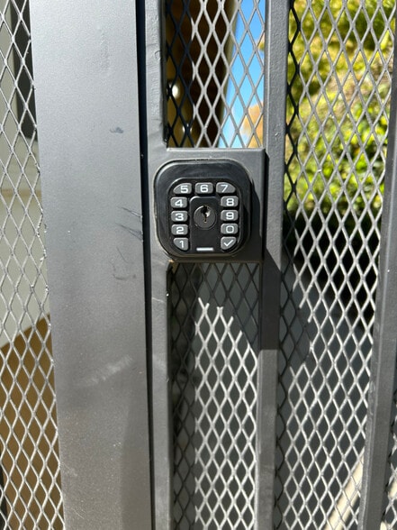 Building Photo - 924 Day Ave