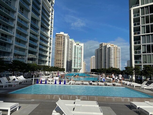 Building Photo - 495 Brickell Ave