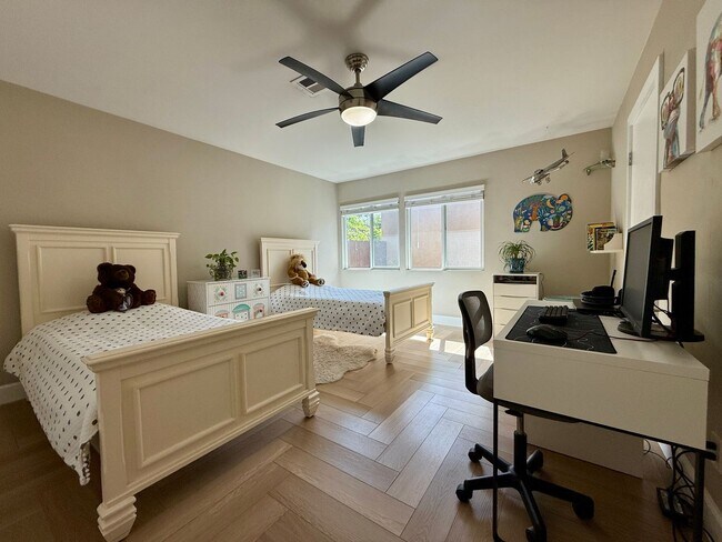 Building Photo - Luxury Furnished 4 Bedroom Home with Pool ...