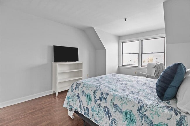 Building Photo - 580 Thames St