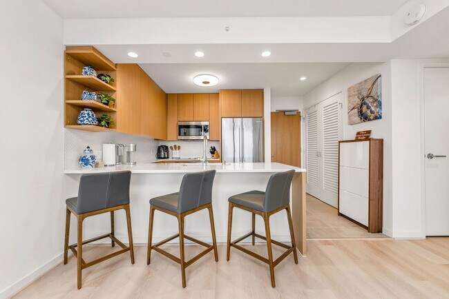 Building Photo - Sky Ala Moana (West) #3001 - Fully furnished 2 BR/2 BA/2 parking