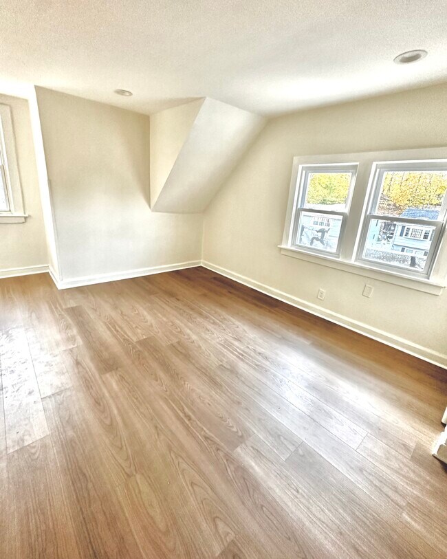 Building Photo - 75 Willowdale Ave