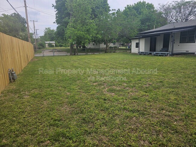 Building Photo - 1030 N Hickory Ave