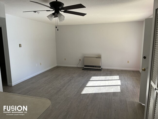 Building Photo - Warm & Inviting One-Level Condo in South B...