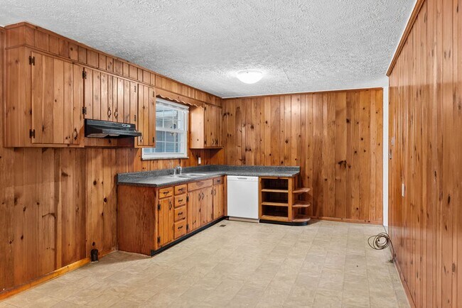 Building Photo - Updated 3bd/2bth home with Remodeled Master Suite & Prime Location!