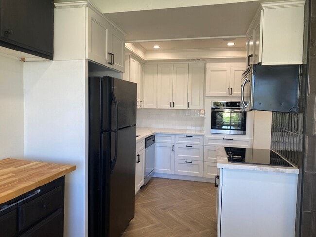 Building Photo - Canyon Lake View Condo Available!