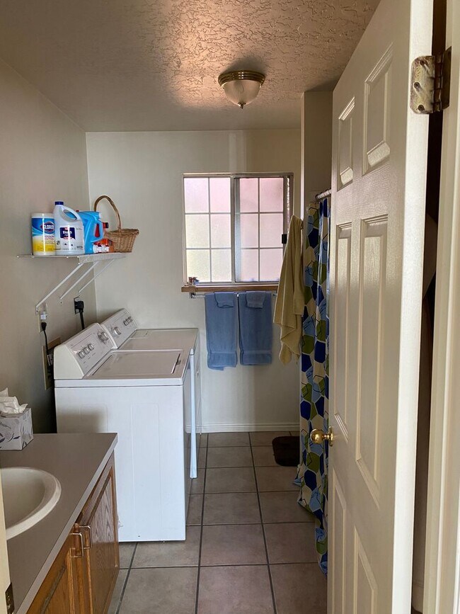 Building Photo - North Orem 2 bedroom/1 bath apartment - Pr...