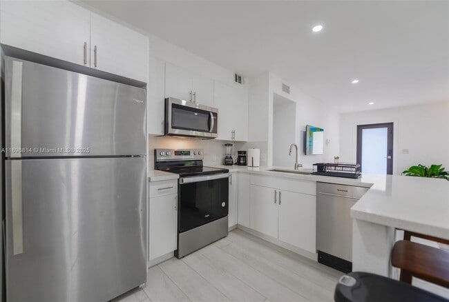 Building Photo - 655 NE 62nd St