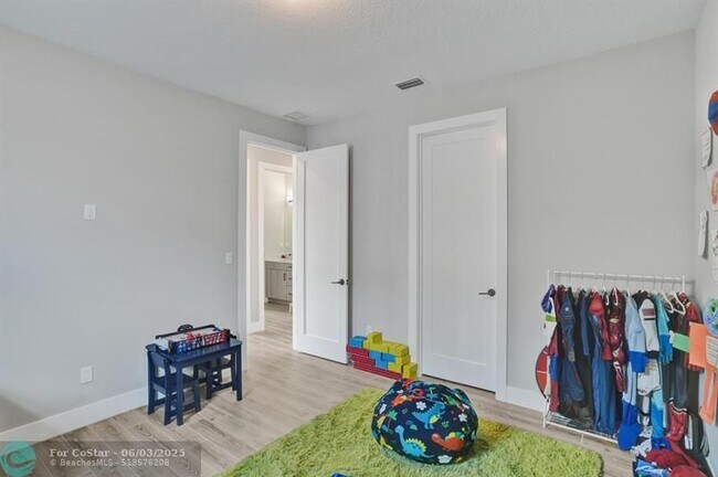 Building Photo - 2622 NW 87th Ter