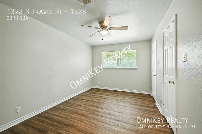 Building Photo - 1328 S Travis St