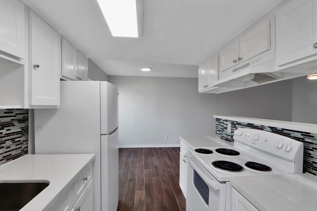 Building Photo - 7047 Bissonnet St