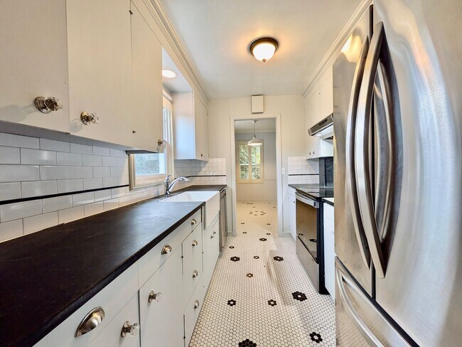 Building Photo - Darling 2 Bed 1 Bath 1940's Cottage Near M...