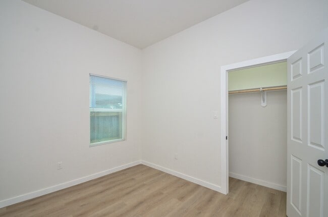 Building Photo - 405 Clearwater St