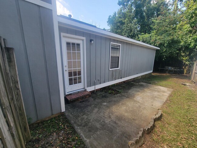 Building Photo - 3914 Almon Dr