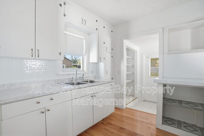 Building Photo - 1106 W Peninsular St