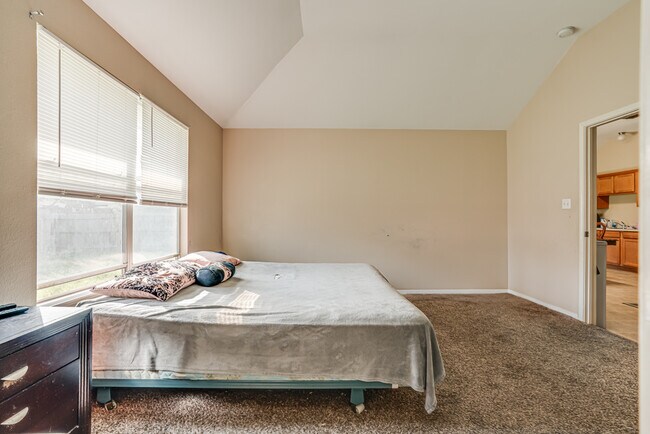 Building Photo - 549 Roadrunner Ave