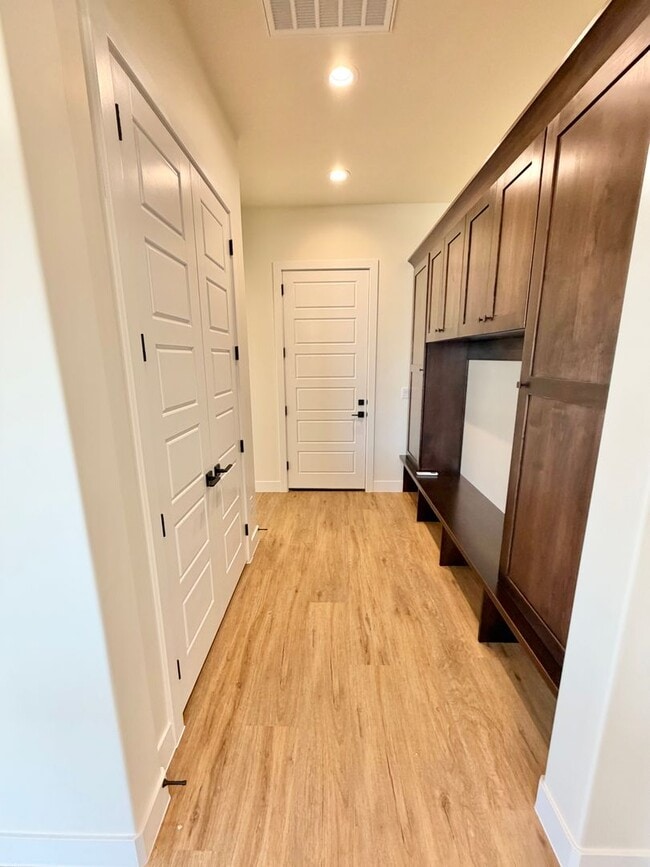 Building Photo - Beautiful Single-Level Home with Trail Access & Stunning Views!!! Pet Friendly!