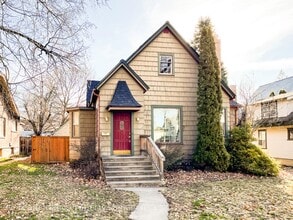 Building Photo - Charming 3bed/3bath home in Historic Fort Russell District